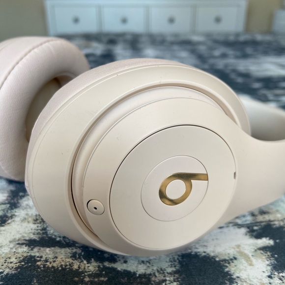 Beats Studio3 Headphones - Picture 3 of 3